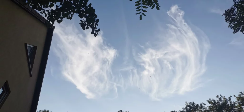 aus Wolken geformte Engelsflügel über meinem Haus